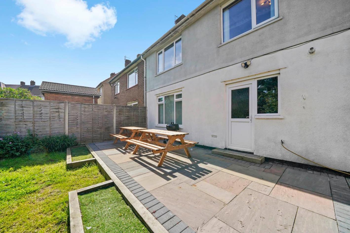 Spacious Luxury Garden House Free Parking Feriehus